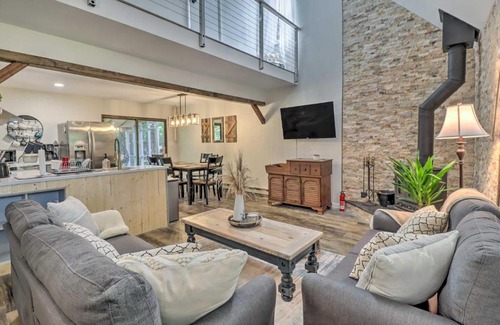Long Pond House | Charming Emerald Lakes Cottage with Hot Tub!
