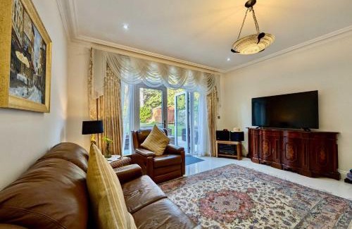 Golders Green House | Charming Family Home with Private Garden