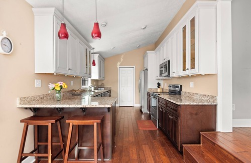 Greenbrier House | Charming Farmhouse Getaway – Peaceful Country Escape with Modern Comforts!