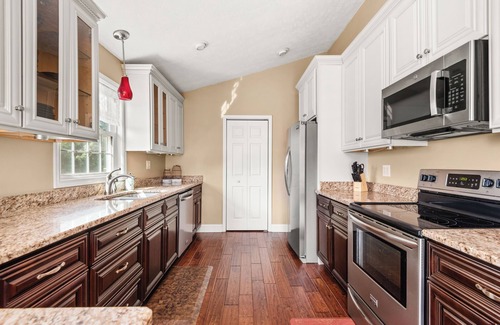 Greenbrier House | Charming Farmhouse Getaway – Peaceful Country Escape with Modern Comforts!