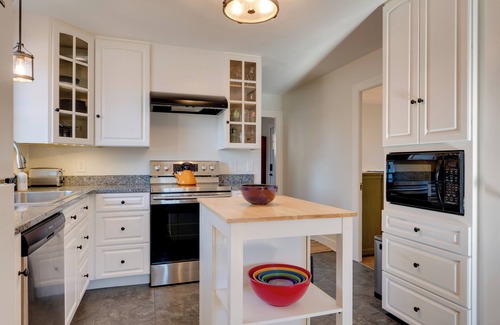 East Burke House | Charming Farmhouse: Walk to Village + Trails!