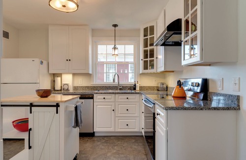 East Burke House | Charming Farmhouse: Walk to Village + Trails!