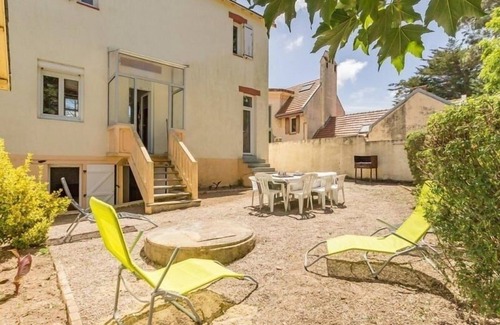 Saint-Brevin-l'Ocean Cottage | Charming 3-Bed Villa with Garden, 200m from Beaches, Close to Shops, Wifi Included