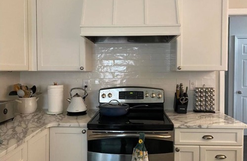 Cordova House | Charming furnished house in Cordova TN with WiFi, 2-car garage, jetted tub