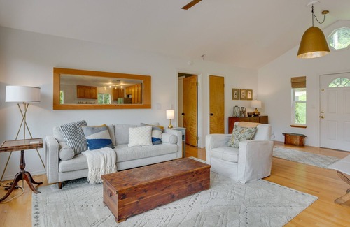 Grapeview Cottage | Charming Grapeview Cottage w/ Deck + Cove Access!