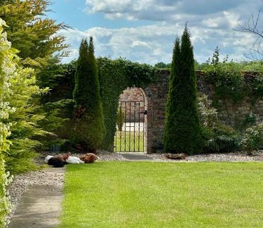 Lincoln Apartment | Charming Hen Cottage Countryside Retreat Lincoln