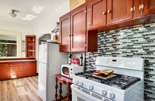 Blaine House | Charming historic house in Blaine. 1 block to water, and downtown. 5 min-Canada.