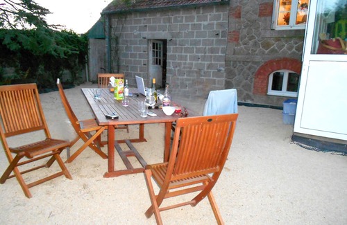 Plounevez-Lochrist House | Charming holiday home with large garden near the beaches.