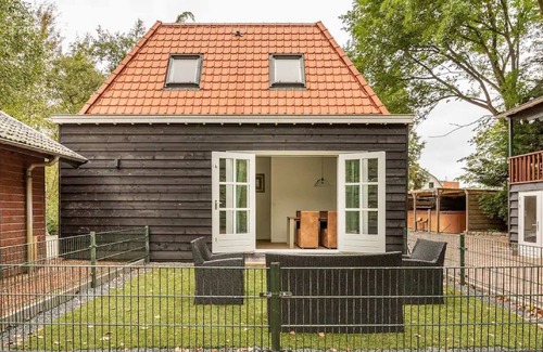 Ijsselmonde House | Charming holiday home in Poortugaal with garden