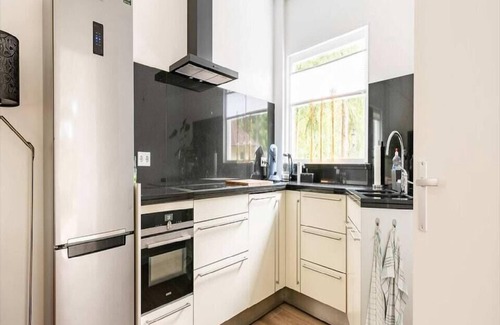 Ijsselmonde House | Charming holiday home in Poortugaal with garden