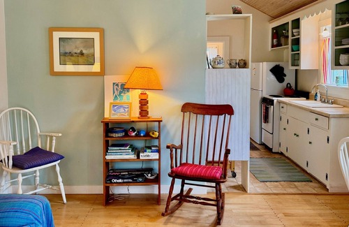 Empire House | Charming Holly's Cottage: In the Heart of Empire
