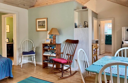 Empire House | Charming Holly's Cottage: In the Heart of Empire