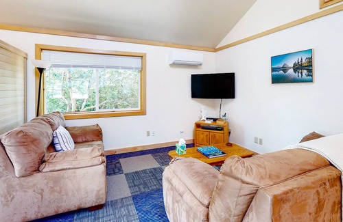 Florence House | Charming home close to Florence & beaches with sauna, firepit, grill, W/D, AC