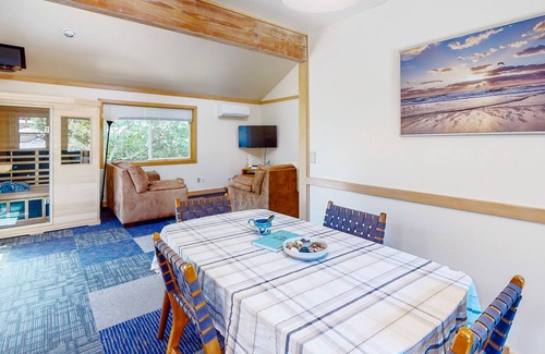 Florence House | Charming home close to Florence & beaches with sauna, firepit, grill, W/D, AC