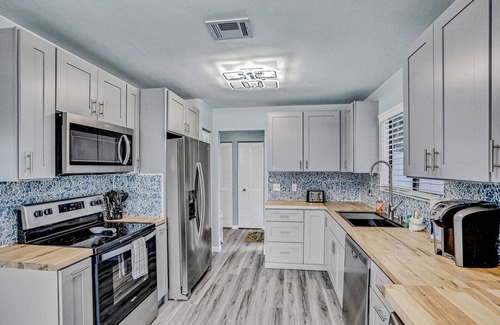 Indian Trails House | Charming home near beach & golf with central AC & patio - dog-friendly