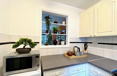 Crawley City Centre House | Charming Home Near Gatwick Airport