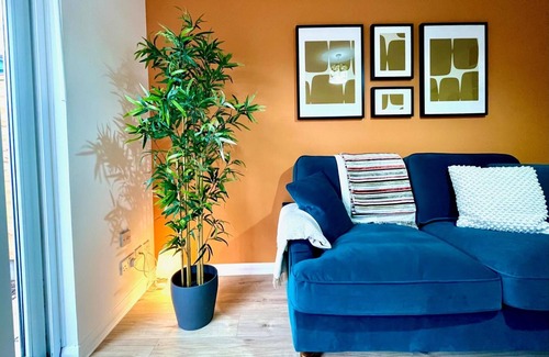 Crawley City Centre House | Charming Home Near Gatwick Airport