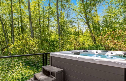 Clinton House | Charming Home near the Ferry w/Private Hot Tub - Walk to Trails