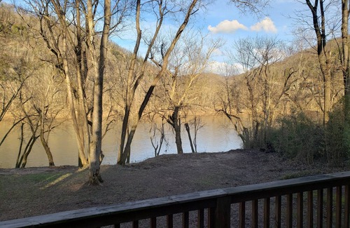 Mountain View House | Charming home on the White River - escape & enjoy Arkansas’s great outdoors!