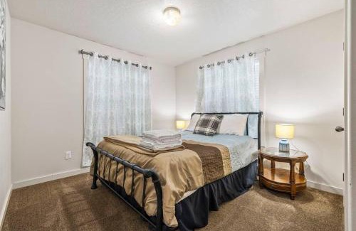 Meridian House | Charming home w/Fenced Yard On Quiet Street (98)
