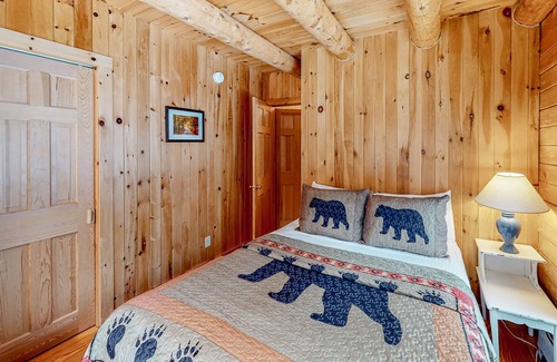 Stratton Cabin | Charming home with a fireplace, large yard & firepit - near Stratton/Mount Snow