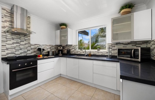 Washington Villa | Charming home with Big Outdoors & Pool in Noord