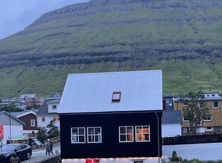 Klaksvik Villa | Charming house in city centre with sea view