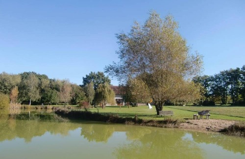 Chatenoy House | Charming house on a property with pond near the forest