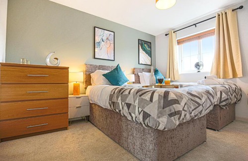 Milton Keynes House | Charming House - Sleeps up to 6 - Free Parking, Fast Wifi with Smart TV with Netflix by Yoko Property