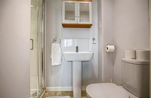 Milton Keynes House | Charming House - Sleeps up to 6 - Free Parking, Fast Wifi with Smart TV with Netflix by Yoko Property