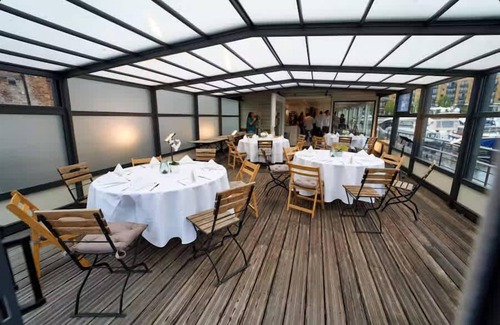Tower Hill Boat Rental | Charming houseboat featuring a sauna