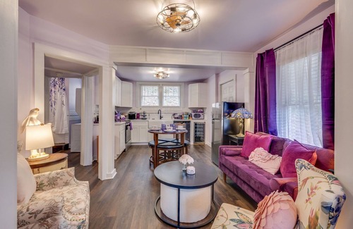 Greeneville House | Charming Iris House – Walkable Historic Downtown Dollhouse Near Museums & Dining