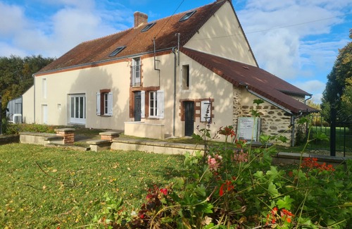 Orsennes Cottage | Charming Isolated Farmhouse with Indoor Heated Pool and Large Private Garden in South Berry
