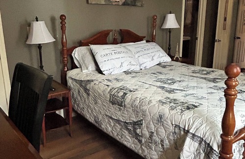 Albion Bed & Breakfast | Charming Italianate design manor offers private room and bath,private entrance