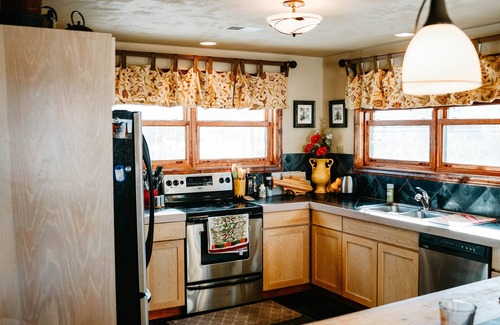 Gypsum House | Charming lake house with spectacular views of Sweetwater Lake!