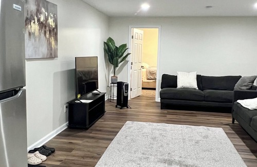 Pasadena House | Charming Lower Level Guest Unit, Fully Equipped Kitchen, WiFi, Free onsite park