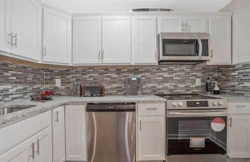 Pasadena House | Charming Lower Level Guest Unit, Fully Equipped Kitchen, WiFi, Free onsite park