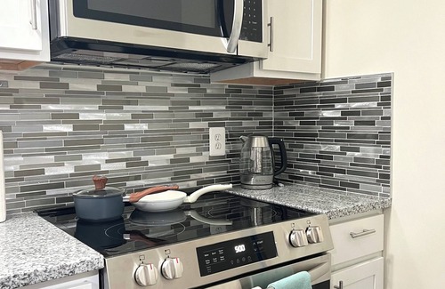 Pasadena House | Charming Lower Level Guest Unit, Fully Equipped Kitchen, WiFi, Free onsite park
