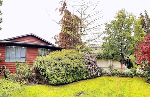Richmond House | Charming master bedroom with AC, WiFi in a Richmond house