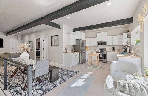 Summit Park Apartment | Charming, modern 2bed apartment w/large private garage in phenomenal Summit Park
