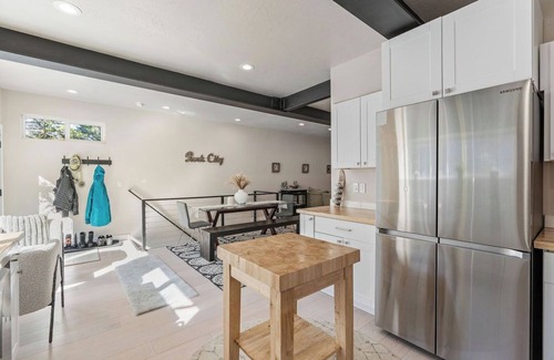 Summit Park Apartment | Charming, modern 2bed apartment w/large private garage in phenomenal Summit Park