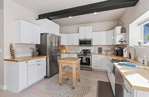 Summit Park Apartment | Charming, modern 2bed apartment w/large private garage in phenomenal Summit Park