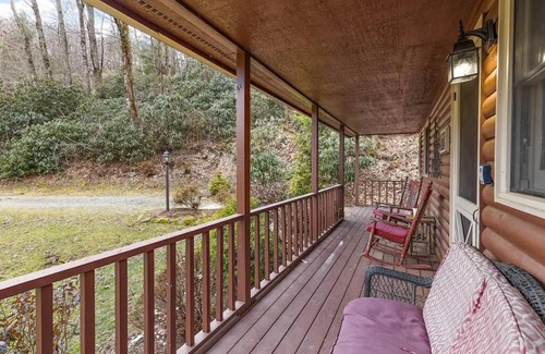 Blowing Rock House | Charming Modern Cabin & Hiking Trails & Fire Pit