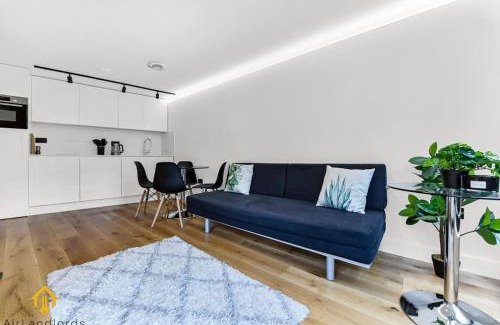 Fortis Green House | Charming Modern Chic Pad Summer House