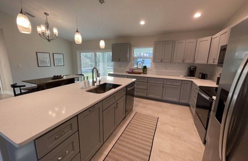 North Port House | Charming, Modern, Cozy Retreat