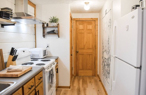 Pine Mountain Cabin | Charming Modern Log Cabin Near FDR State Park & Callaway Gardens