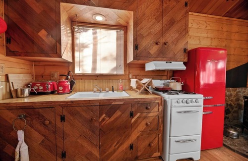 Sugarloaf House | Charming Mountain Getaway