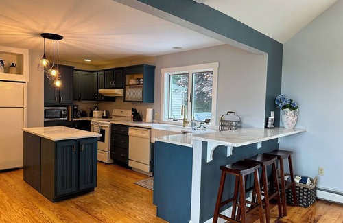 Mid-Coast and Islands House | Charming, Newly Renovated Harpswell Coastal Farmhouse- 4 comfortable Bedrooms, 2.5 Bath. Ocean v.