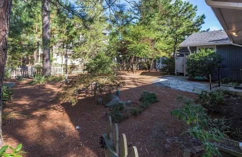 North Shores House | Charming North Shores Ranch Home: Pool, Tennis, Private Beach & Trails!