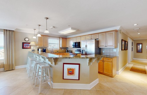Crystal Beach Condo | Charming oceanfront condo with pool, hot tub, Gulf view, & washer/dryer